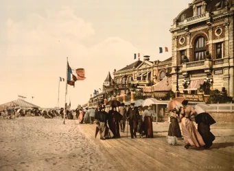 Paseo marítimo y gran Salón, Trouville-sur-Mer, Francia, c.1905 (foto coloreada)