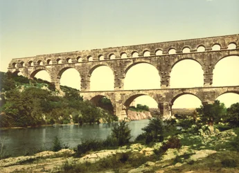 Puente Romano sobre el Gard, construido por Agrippa, Nîmes, Francia