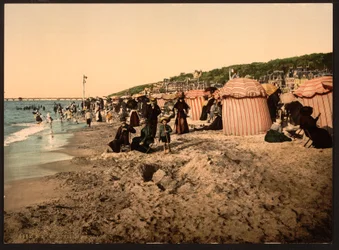 La playa a la hora del baño, Trouville-sur-Mer, Francia, c.1905 (foto coloreada)