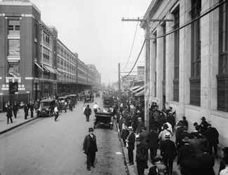 Trabajadores fuera de Ford Motor Company, Detroit, Michigan, EE.UU., c.1910