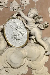 Ángeles sosteniendo un medallón