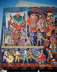 Hidalgo, Morelos y Juárez, héroes de la lucha por la independencia, detalle del mural de mosaico de la fachada del Teatro de los Insurgentes, Ciudad de México. México, siglo XX.