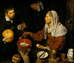 Una anciana cocinando huevos