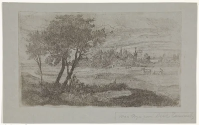 Paisaje con árboles en primer plano y un arado en el campo