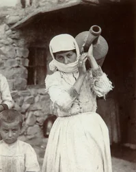 Chica campesina armenia, Ereván, Armenia, 1880s