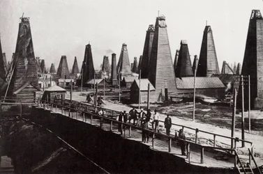 Pozos de petróleo en Bakú en el mar Caspio, Rusia, c1890