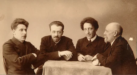 Retrato de grupo de los poetas Alexander (Alexandre) Aleksandrovich Blok (1880-1921), Georgii (George) Chulkov (1879-1939), Konstantin Aleksandrovich Erberg (Siunnerberg, Syunnerberg, Sunnenberg) (1871-1942) y Fyodor Sologub (Fiodor Sologoub, Fiodor Kouzmi