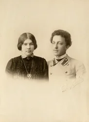 Retrato del poeta Alexander (Alexandre) Aleksandrovich Blok (1880-1921) con su esposa. Fotografía en gelatina de plata de Dmitri Spiridonovich Zdobnov (finales del siglo XIX)