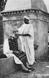 Un barbero callejero y su cliente, Argelia, África, 1922