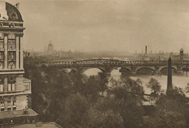 Adelphi Terrace con vista al río hacia el este desde el Hotel Cecil hasta el Puente de la Torre, c1935