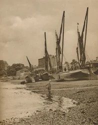 Barcazas varadas en Mortlake con la marea baja, c1935