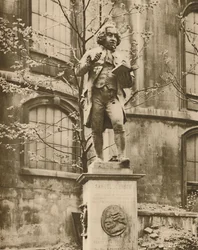 Dr. Johnson en su pedestal, desde donde puede ver Fleet Street, c1935