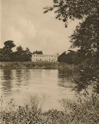 El Támesis limpio las orillas llenas de juncos por Syon House, c. 1935