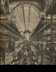 Gran Salón con sus vigas agrupadas y agua ornamental, c1935