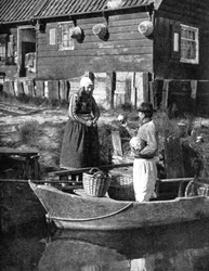Verdulero llevando mercancías en barco, Marken, Holanda, 1936