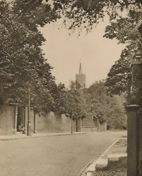 Iglesia de Hampstead desde entre los muros frondosos de Frognal Lane, c. 1935
