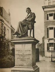 En los Jardines de Cheyne Walk Thomas Carlyle medita eternamente sobre la filosofía, c. 1935