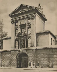 Puerta principal de San Bartolomé, el hospital más antiguo de Londres, c1935