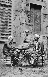 Hombres relajándose, El Cairo, Egipto, c1922