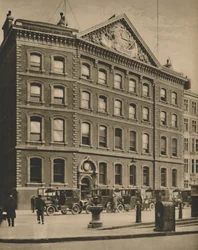 Oficinas de The Times en Queen Victoria Street cerca de un sitio histórico, c1935