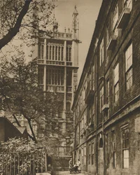 Torre Pinnacled de la Oficina de Registros desde Cliffords Inn, c1935