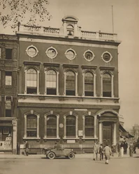 Escuela en Leicester Square en el sitio de la casa de Hogarth, c1935