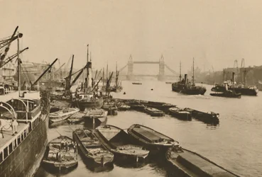 Embarcaciones en el Pool de Londres: Una vista desde el Puente de Londres hasta el Puente de la Torre, c1935