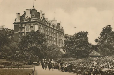 Sección de la calle Villiers del Jardín Victoria y una vista del Hotel Cecil, c. 1935