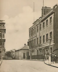 Extremo oeste de Downing Street, No.10 y una vista de la Oficina de Asuntos Exteriores, c1935
