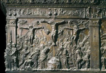 Representación del buen ladrón Dismas y del mal ladrón Gesmas, crucificados con Jesucristo. Bajorrelieve del púlpito izquierdo, hacia 1460