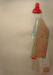Elegante figura con sombrero rojo