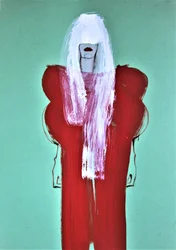 Pelo blanco, vestido rojo