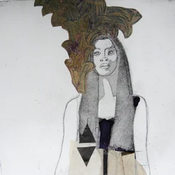 Mujer con hojas doradas