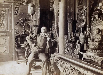 Pierre Loti (1850-1923) escritor francés, en su casa en Rochefort, foto de Paul Cardon aka Dornac, c. 1892