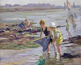 Niños jugando a la orilla del mar