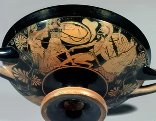 Áyax, instigado por Atenea, ataca a Héctor a quien acude en ayuda Artemisa, detalle del exterior de una copa de figuras rojas Ática (La Copa de Douris), hecha por Kalliades, c.490 a.C.