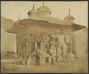 [Edificio con tienda y caballo]