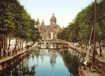 Vista hacia Sint-Nicolaasbasiliek, Ámsterdam