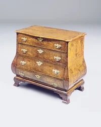 Cómoda holandesa de nogal