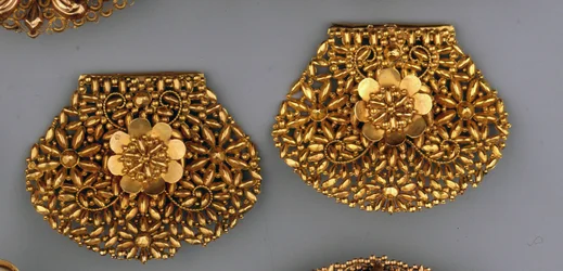 Los primeros ferretes de oreja típicamente del norte de Holanda, calados y decorados con cornucopias