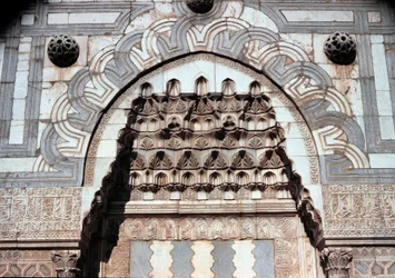 Detalle del portal de entrada de la escuela islámica (c.1251)