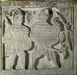 Arte Seljúcida: bajorrelieve que representa a dos guerreros. De Konya, Turquía. Siglo XIII. Museo de Arte Islámico Turco, Estambul