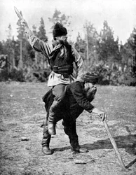 Finlandeses jugando al Kyykkä, el juego nacional, 1936