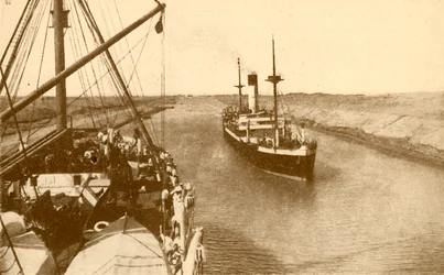 Vapores pasando por el Canal de Suez, c1930
