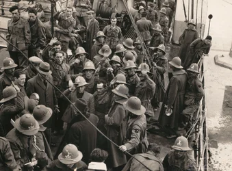 Álbum "MVSN- Camisas Negras": Trabajadores fascistas, enmarcados en Centurias, partiendo hacia el AOI (África Oriental Italiana) a Génova