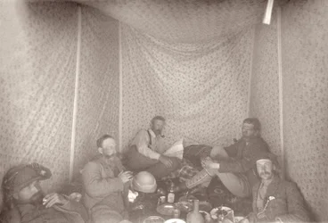 Miembros de la expedición de la Encuesta de Arabah en su tienda, 1883