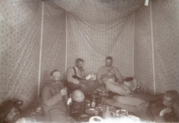 Miembros de la expedición de la Encuesta de Arabah relajándose en su tienda, 1883