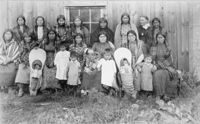 Kate McBeth (f.1915) con las mujeres de la Sociedad de Costura de Mujeres Nez Perce