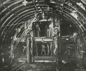 Excavando el túnel para el ferrocarril de Waterloo y City, c1897
