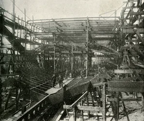 La construcción de un buque de guerra: un crucero de primera clase en progreso en los astilleros del Támesis, c1897
